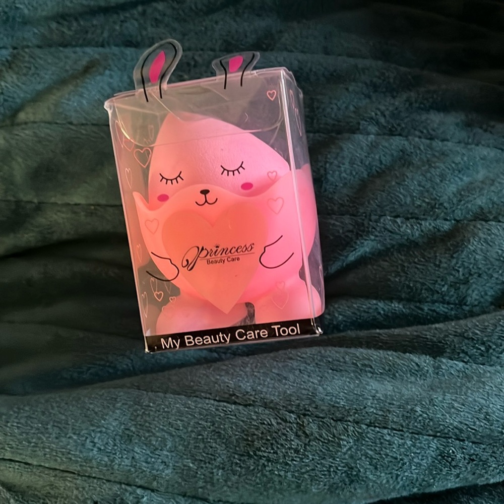 Single blending sponge with suction cup holder